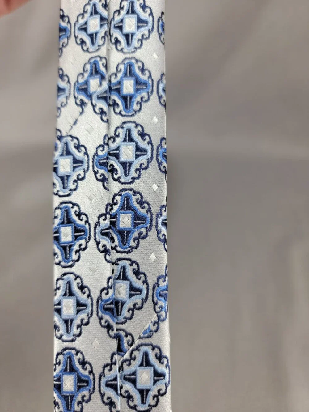 DC Daniel Craig Silk Necktie Tie Mens Silver Blue Foulard Medallion